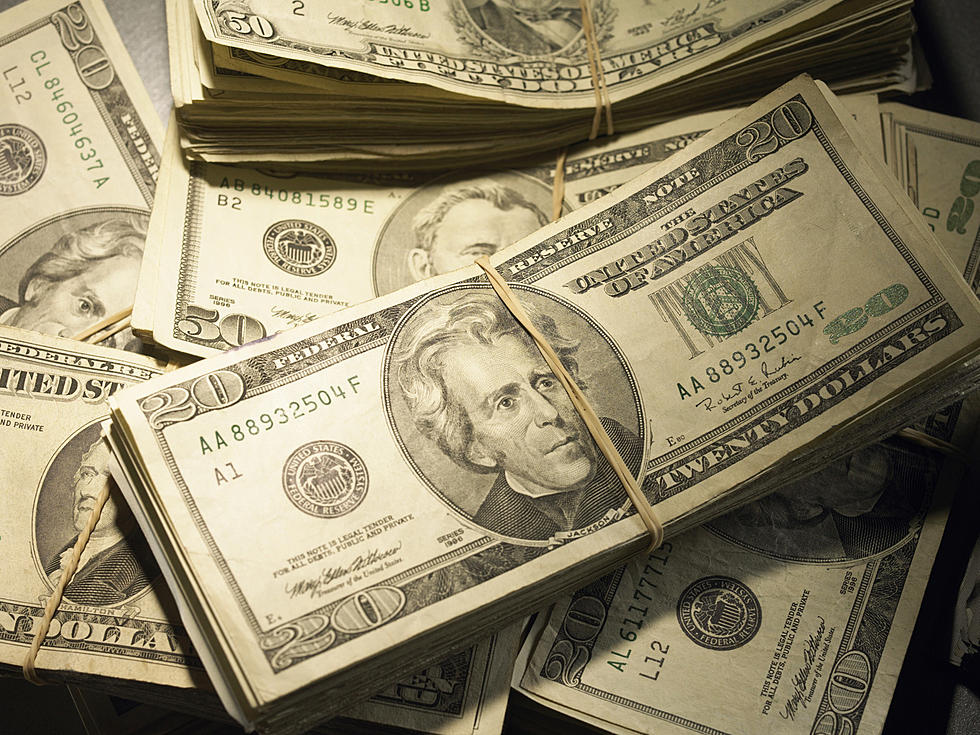 Sumner Man Finds $17,000 Outside Food Bank – Gives Back
