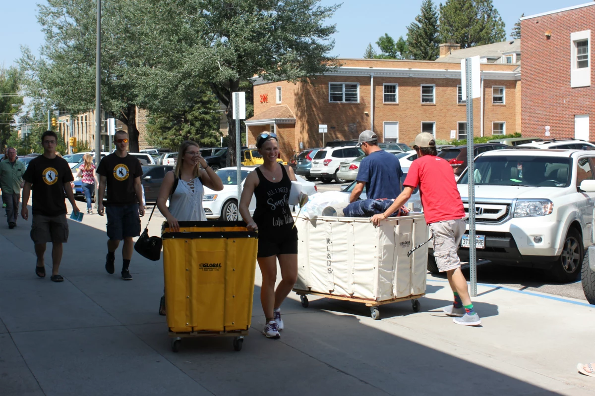 Students Return to Campus for UW MoveIn Day [PHOTOS]
