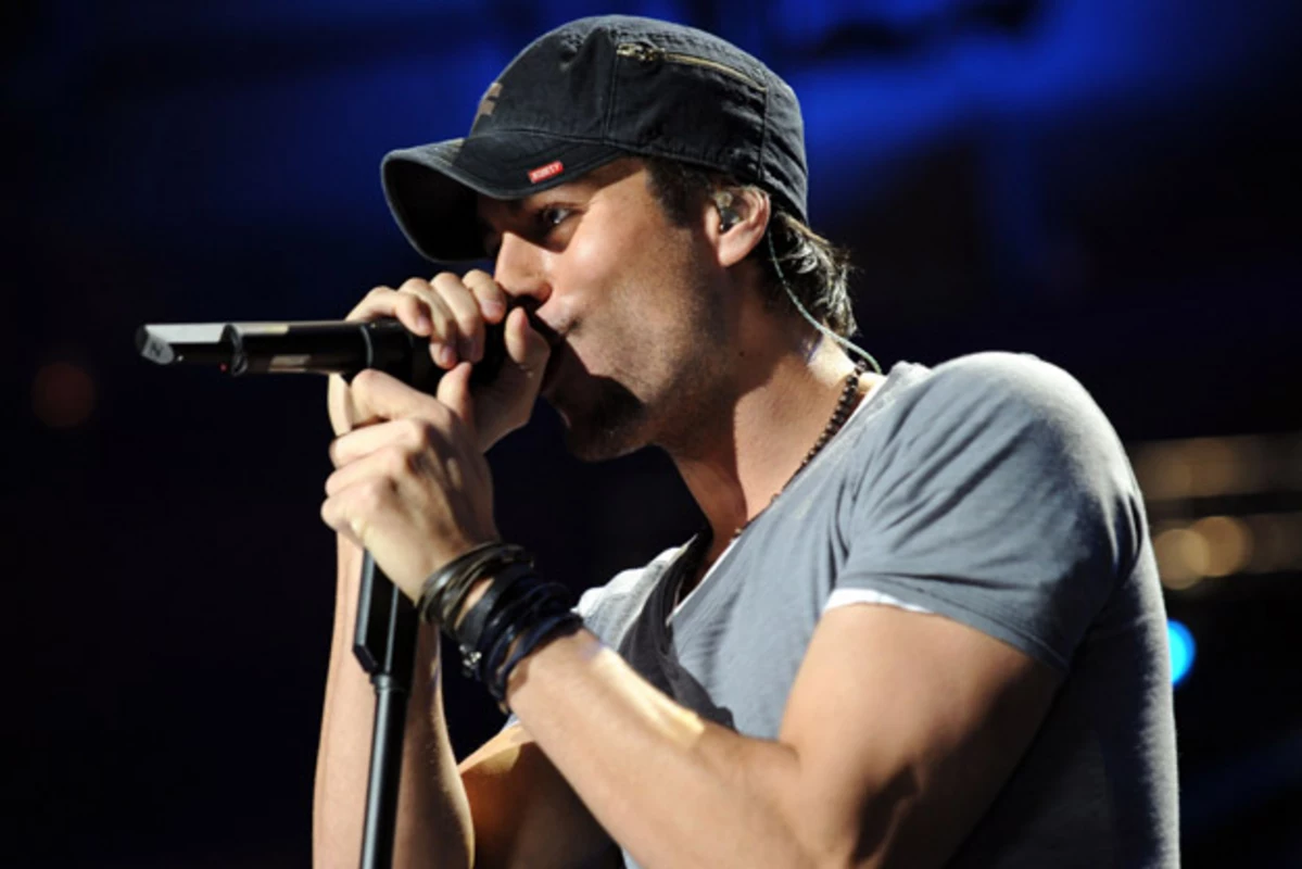 Enrique Iglesias Performs Medley of ‘Dirty Dancer’ and ‘I Like It’ on