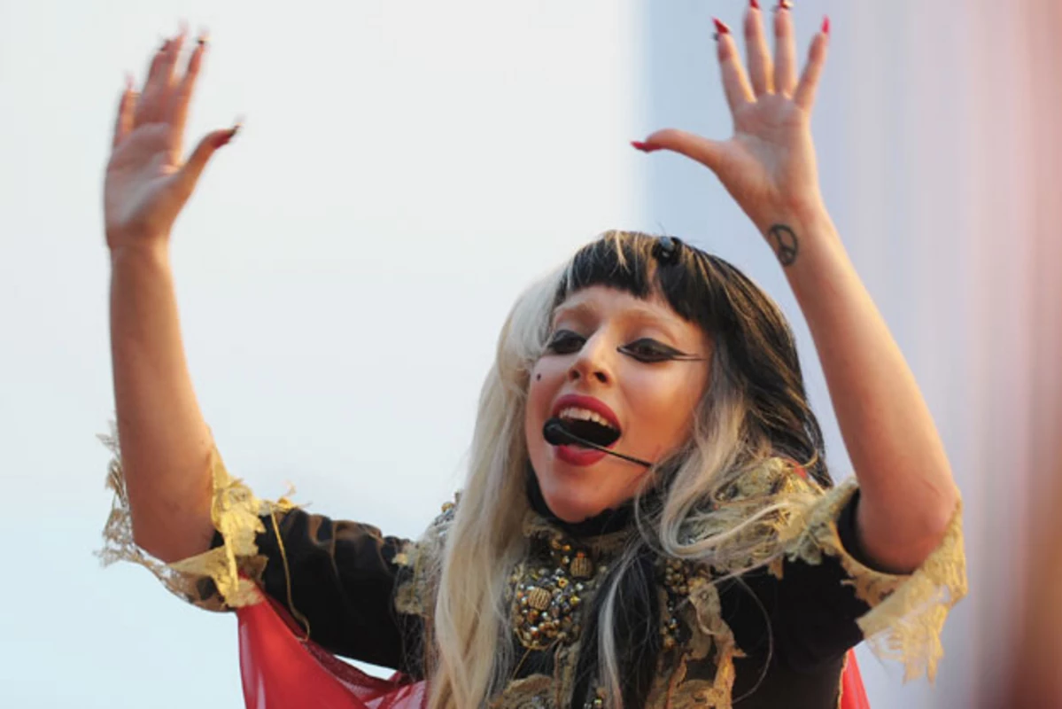 Леди гага marry. Леди Гага 2011. Леди Гага на Каннском фестивале. Леди Гага в образе Эми Уайнхаус. Singer Lady.