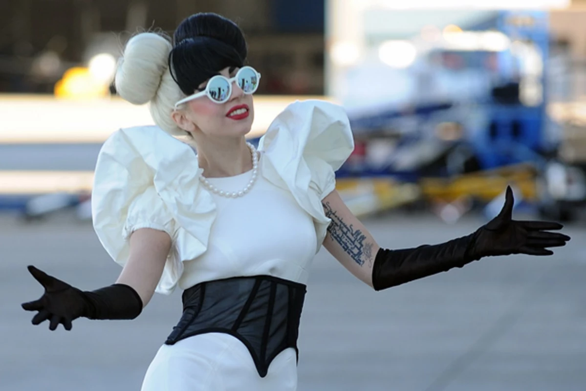 День леди гаги. Леди Гага на улице. Леди Гага интервью. Леди Гага на мотоцикле. Lady Gaga Live Sydney Monster Hall.