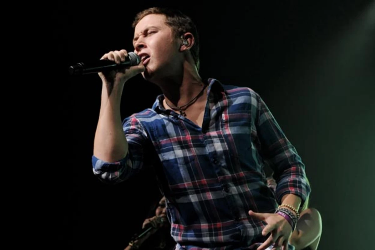 Scotty McCreery Sings During 7th Inning Stretch at Cubs Game