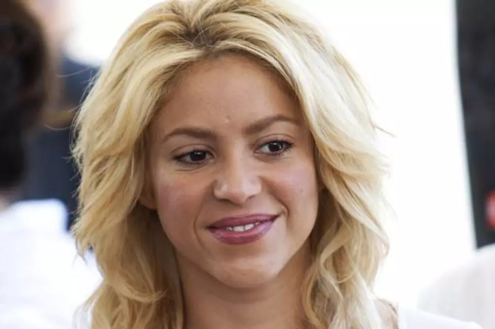 Shakira Shows Off Golfing Skills