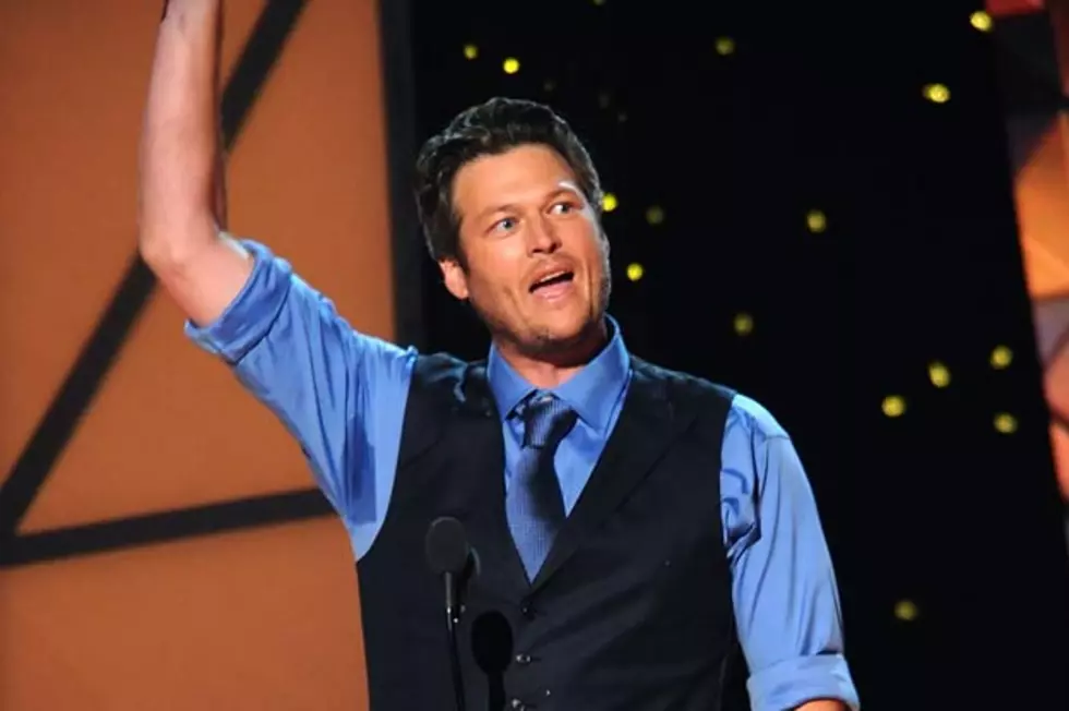 &#8216;The Voice&#8217; Coach Blake Shelton Wins 2011 CMA Male Vocalist of the Year, Performs With Kenny Loggins