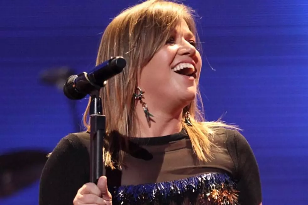 Kelly Clarkson Performs &#8216;Mr. Know It All,&#8217; &#8216;Dark Side&#8217; + More at Troubadour