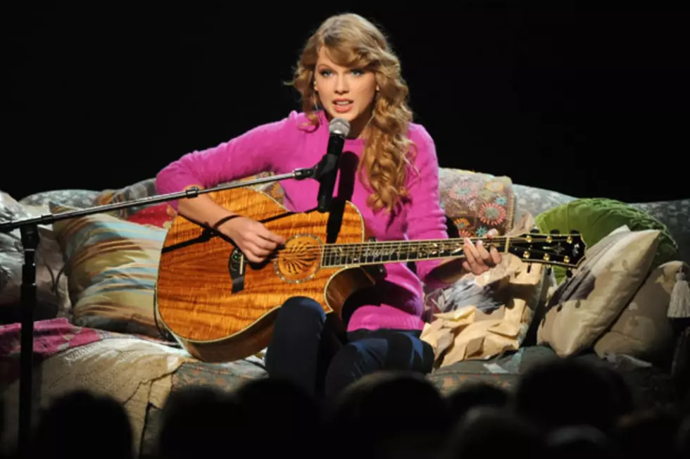 Taylor Swift Performs &#8216;Ours&#8217; at 2011 CMAs