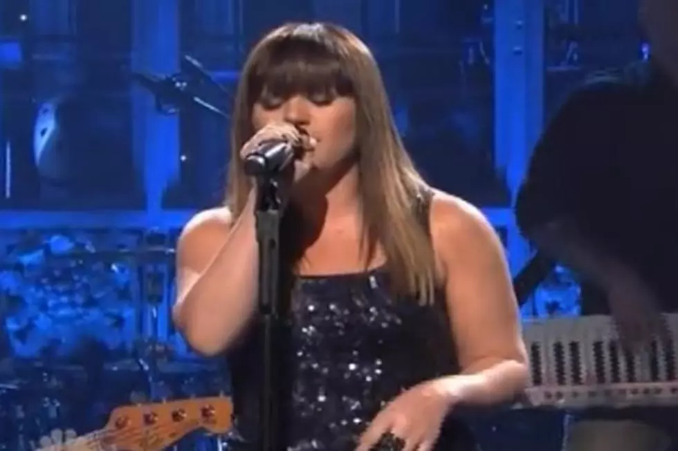 Kelly Clarkson Performs &#8216;What Doesn&#8217;t Kill You (Stronger)&#8217; + &#8216;Mr. Know It All&#8217; on &#8216;SNL&#8217;