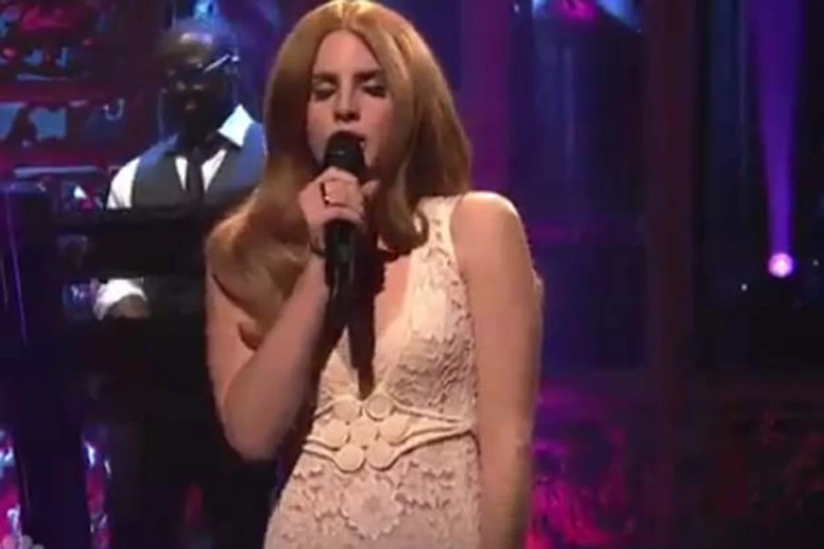 Lana Del Rey Makes 'SNL' Debut With 'Video Games' + 'Blue Jeans