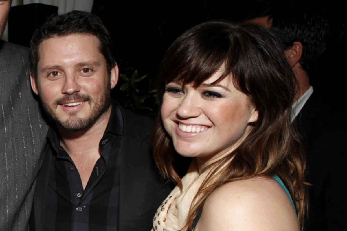 Kelly Clarkson + Boyfriend Bring Public Displays of Affection to ‘The