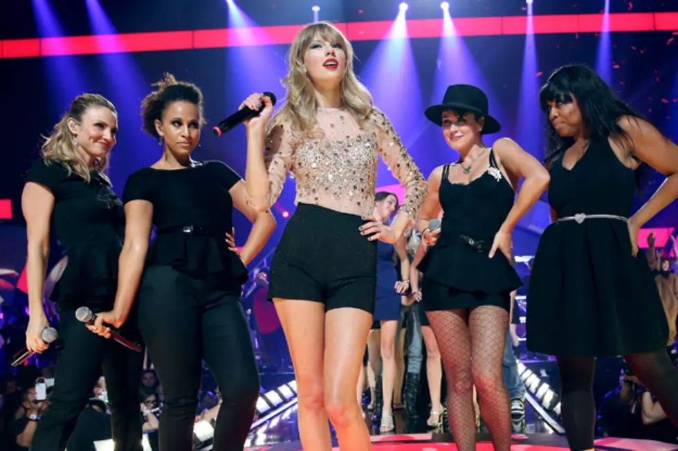 Taylor Swift Mugs for the Cameras in Full iHeart Radio Festival Set