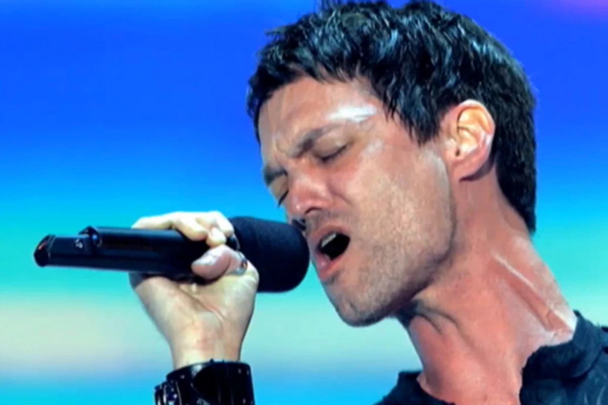 Single dad sings hallelujah