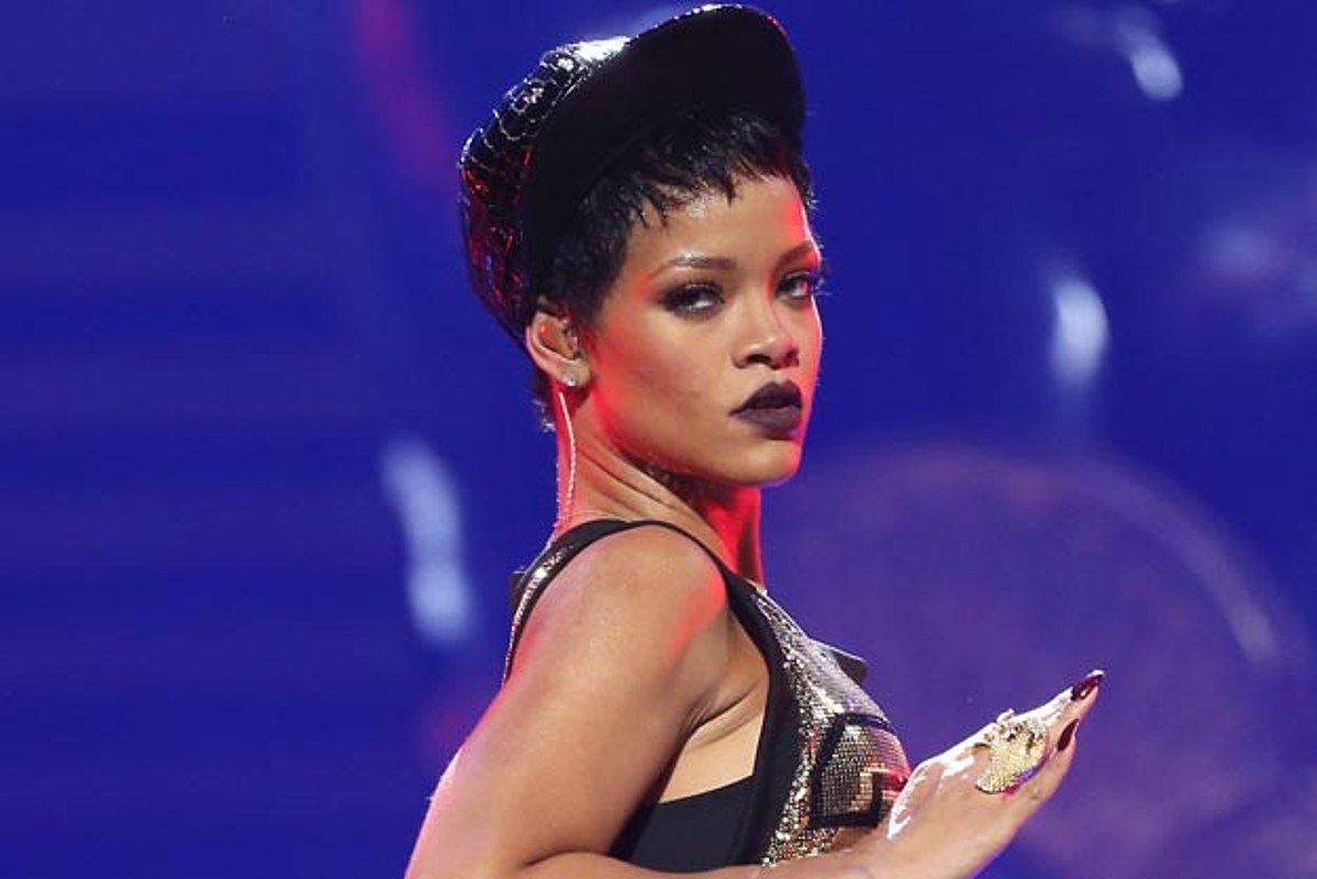 See Rihanna S Nude Fragrance Ad