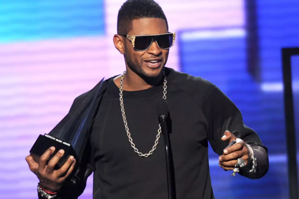 Usher Nabs Trophy for Favorite Soul/R&B Album at the 2012 American Music Awards