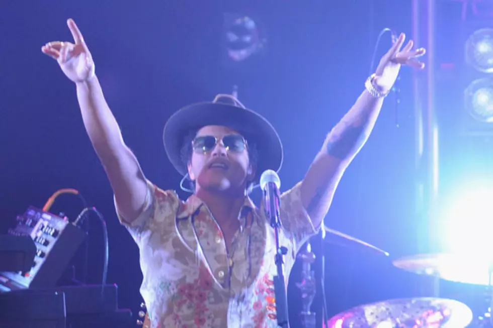 Pop Bytes: Bruno Mars Pays Tribute to Sandy Hook Shooting Victims on ‘Ellen’ + More