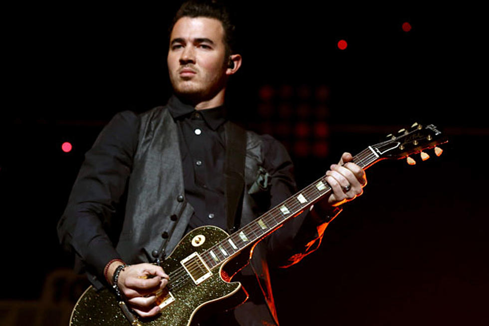 Kevin Jonas Snubs Fan + Makes Her Cry