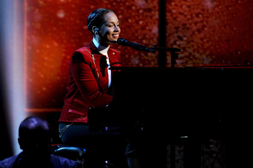 Alicia Keys Performs &#8216;Girl on Fire&#8217; + &#8216;New Day&#8217; at the 2013 People&#8217;s Choice Awards