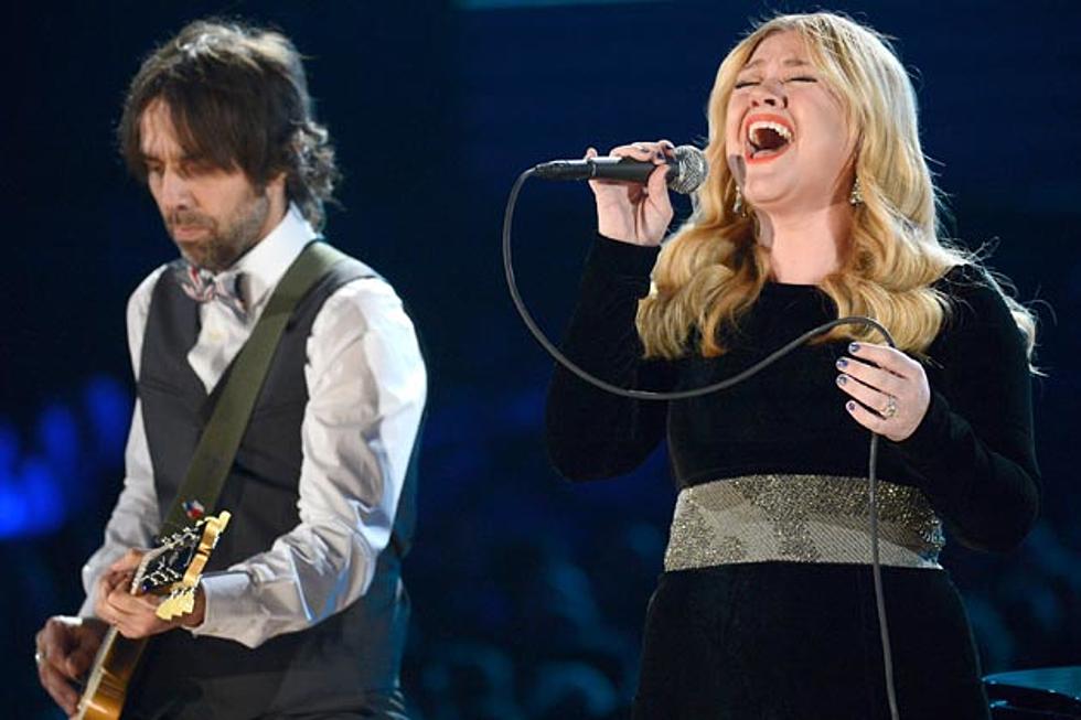 Kelly Clarkson Delivers Powerful Rendition of ‘Tennessee Waltz’ + ‘You Make Me Feel’ at 2013 Grammys
