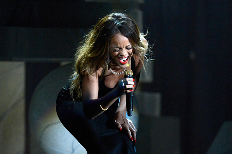 Rihanna Takes the 2013 Grammys Stage With ‘Stay’