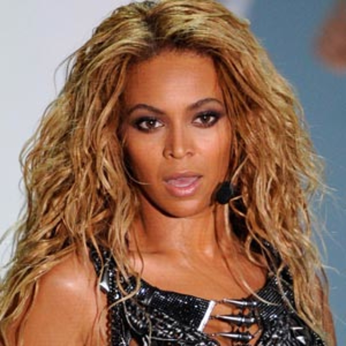 Sexy + Tossled Blond Waves – Best Beyonce Hairstyles