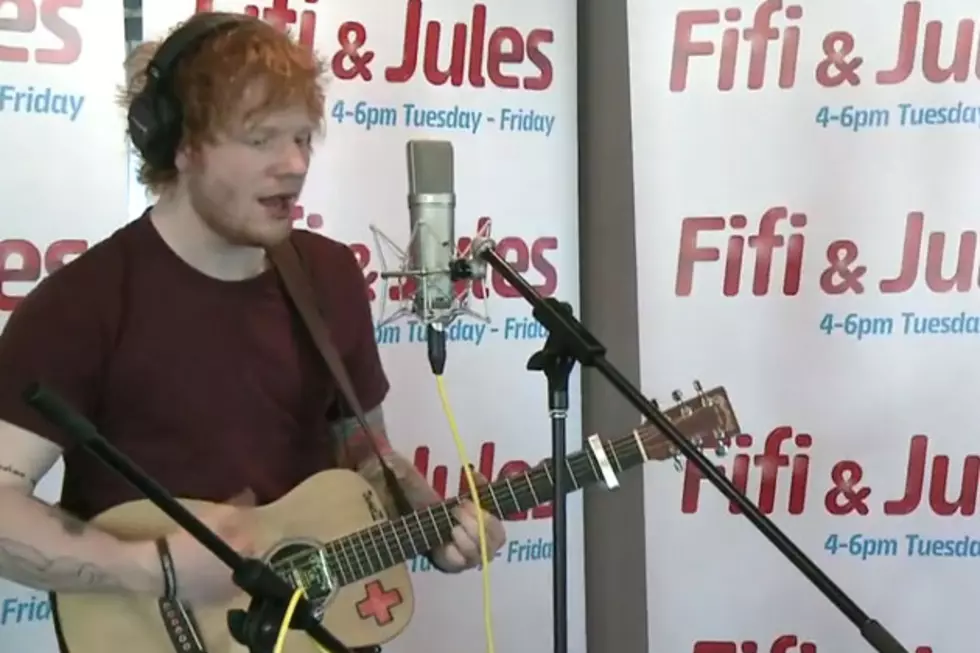 Ed Sheeran Covers &#8216;Thrift Shop&#8217; and &#8216;No Diggity&#8217; in Live Performance