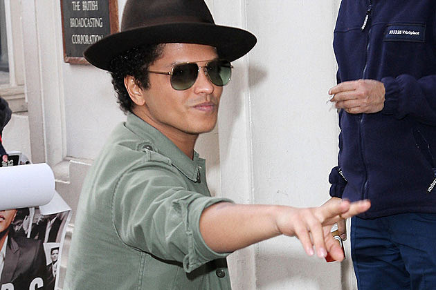 Bruno Mars in a Fedora, Button-Up Shirt, Jeans + Boat Shoes – Get the Look