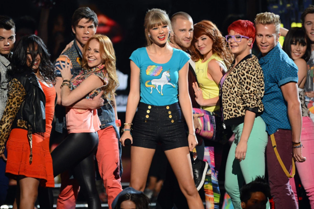 Taylor Swift Is Spinning Vinyl Delays to No. 1 – Billboard