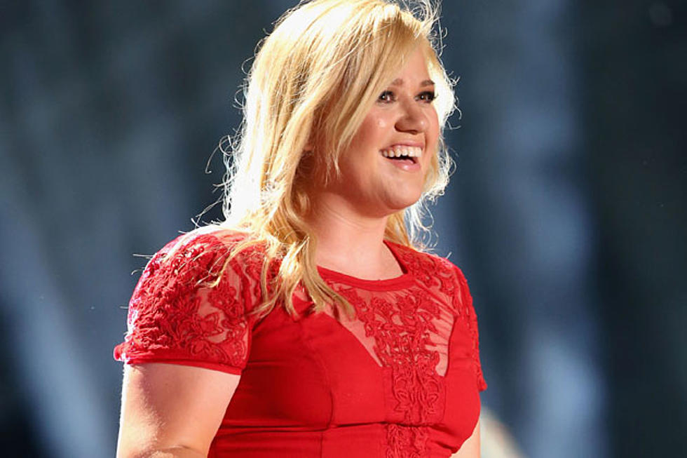 Kelly Clarkson Performs New Single ‘Tie It Up’ at CMA Music Festival