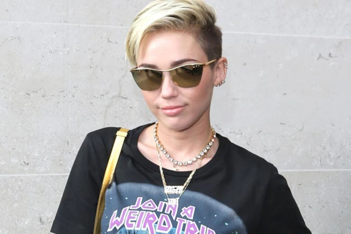 bunker Børnecenter Mursten Miley Cyrus Wears $295 Balenciaga T-Shirt in London [Pics]