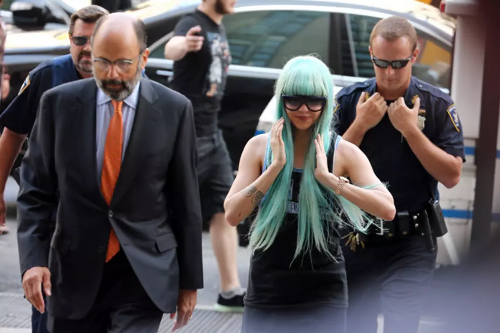 Amanda Bynes Wears Blue Wig to Bong-Tossing Court Hearing
