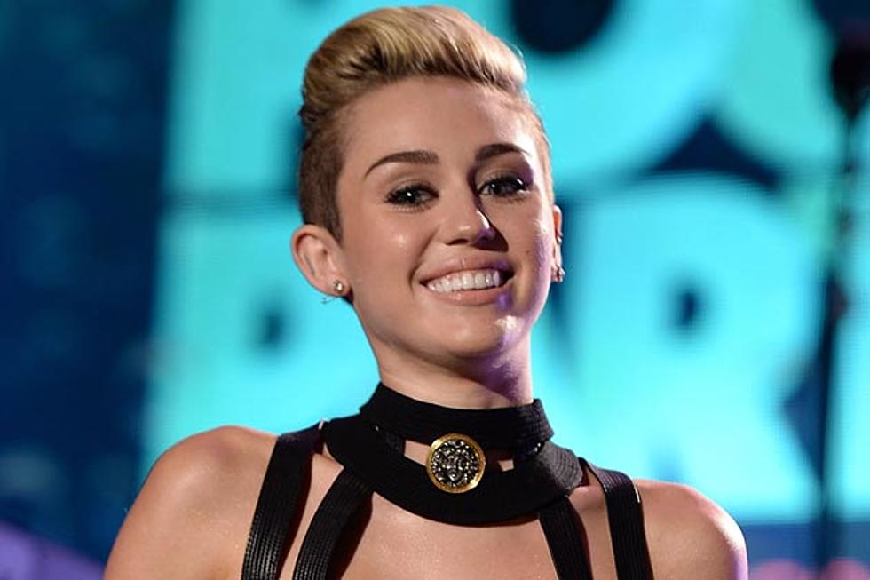 Miley Cyrus Wins Choice Summer Song + Candie&#8217;s Fashion Trendsetter at 2013 Teen Choice Awards