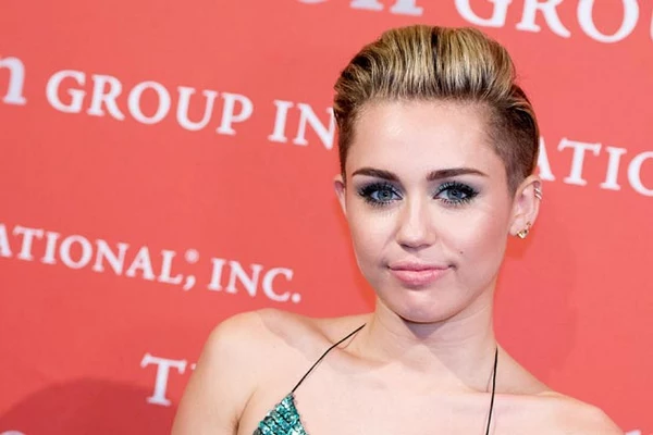 Miley Cyrus Dons Lil Kim Costume For Halloween Celebrates With Porno Pumpkins Nsfw 9549