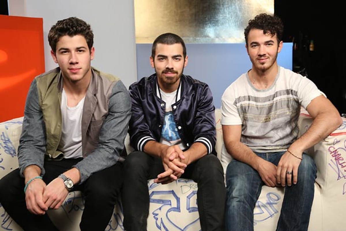Jonas Brothers Perform Without Kevin