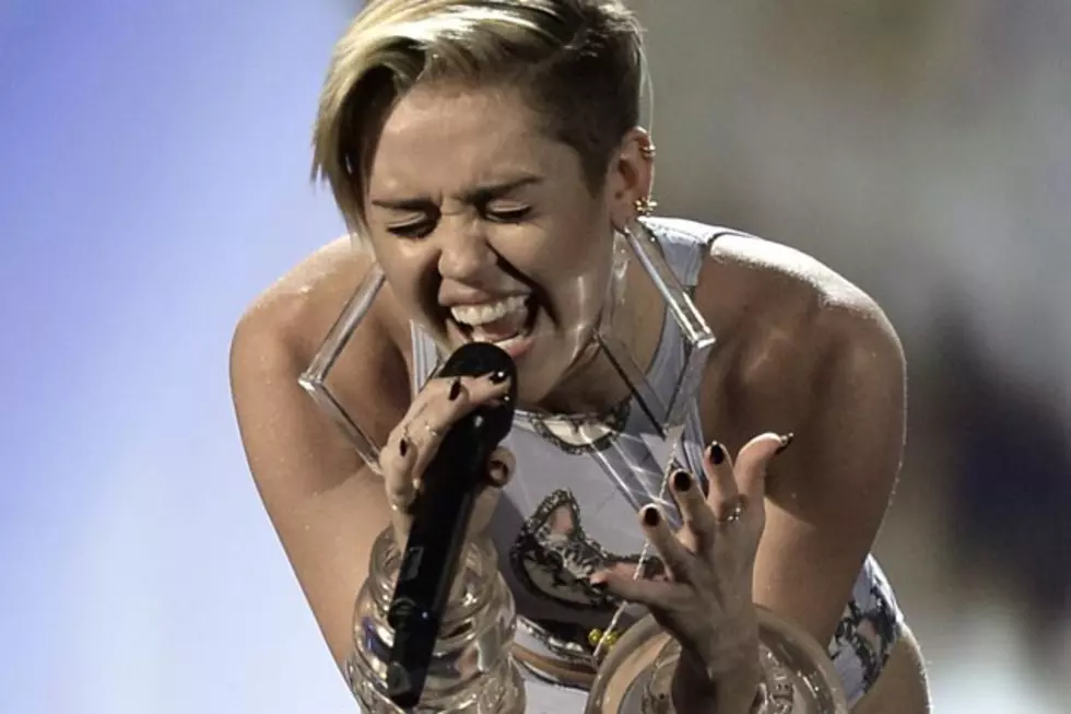 Miley Cyrus + Crying Cat Avatar Perform ‘Wrecking Ball’ at 2013 American Music Awards [VIDEO]