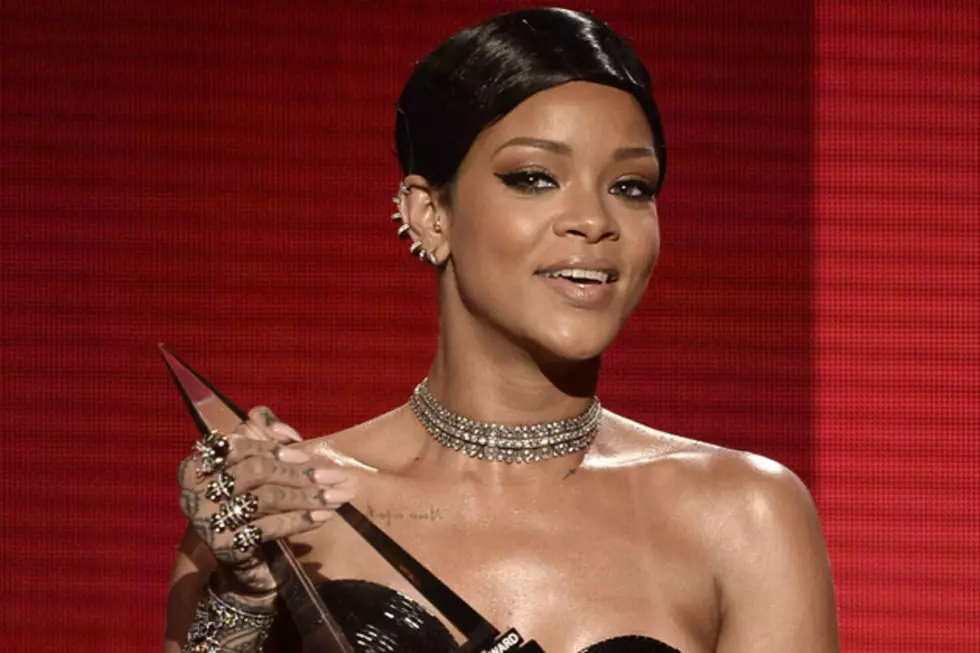 Rihanna Wins Favorite Soul/R+B Female at 2013 AMAs