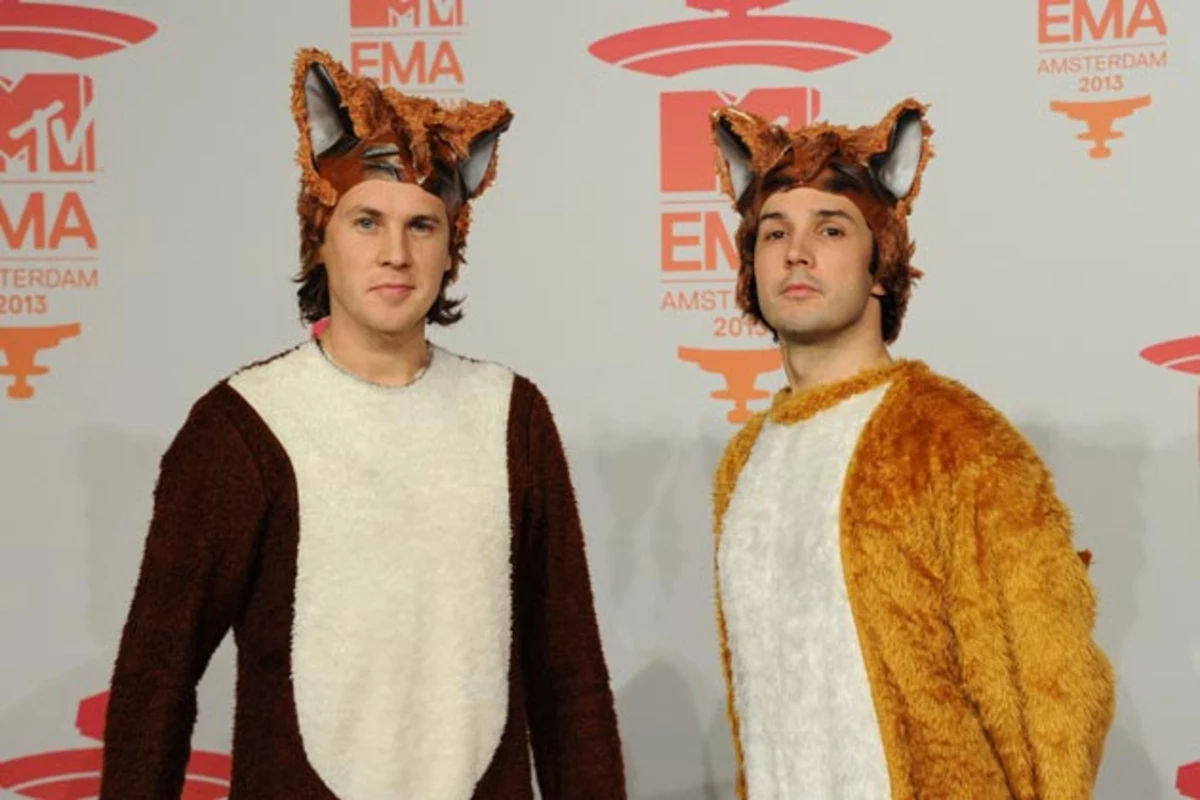 Ylvis performs “What Does The Fox Say?” in Japan at Nippon Ham Fighters ...
