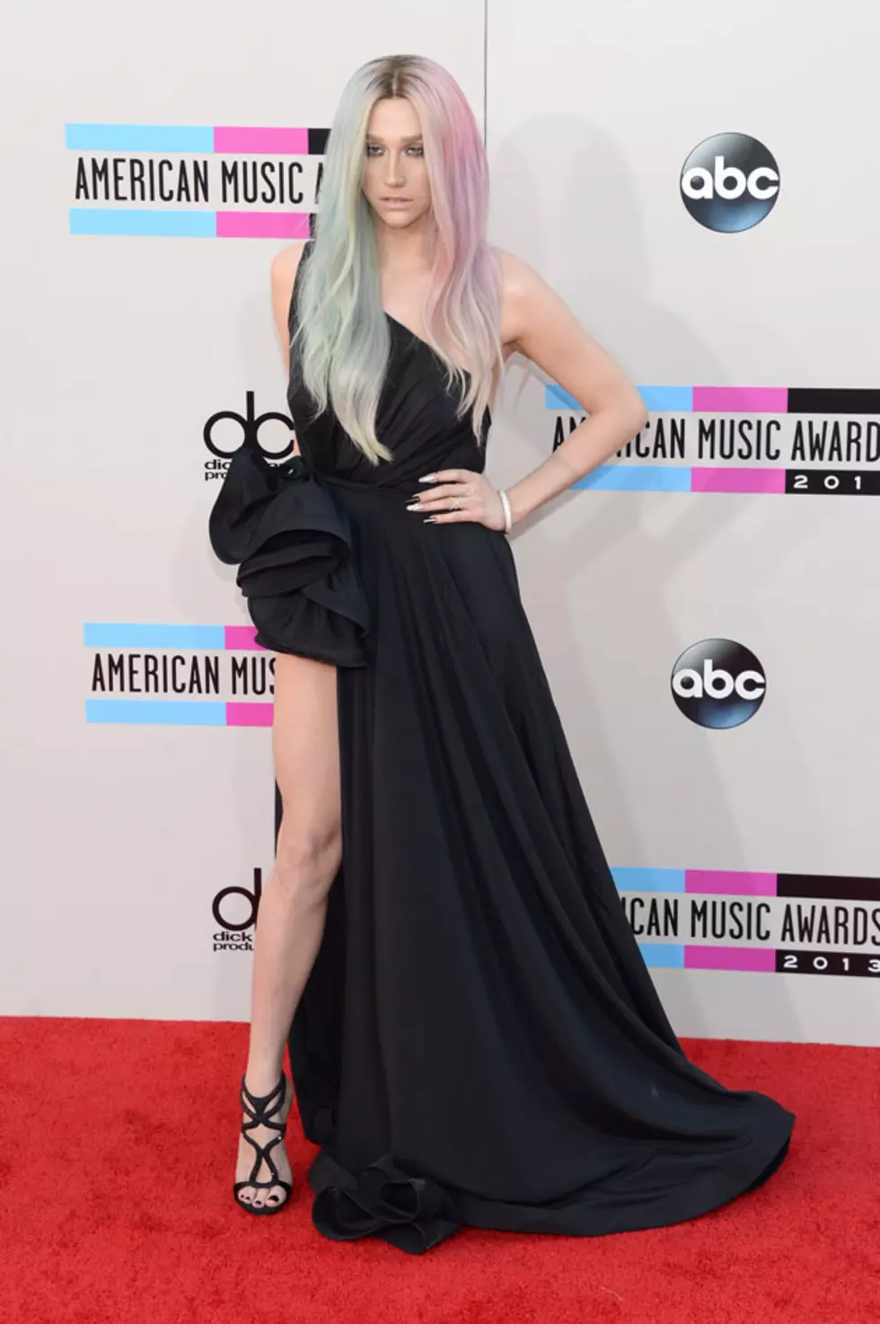 Kesha Dons a Dramatic Black Dress for the 2013 American Music Awards [Red Carpet Photos]