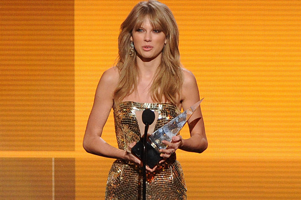 Taylor Swift Wins Favorite Country Album + Favorite Pop-Rock Female Artist at 2013 American Music Awards