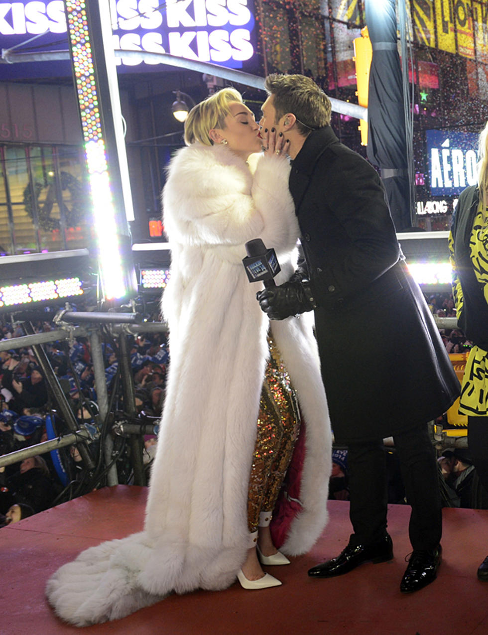 Miley Cyrus + Ryan Seacrest Share Steamy New Year&#8217;s Eve Kiss [PHOTO]