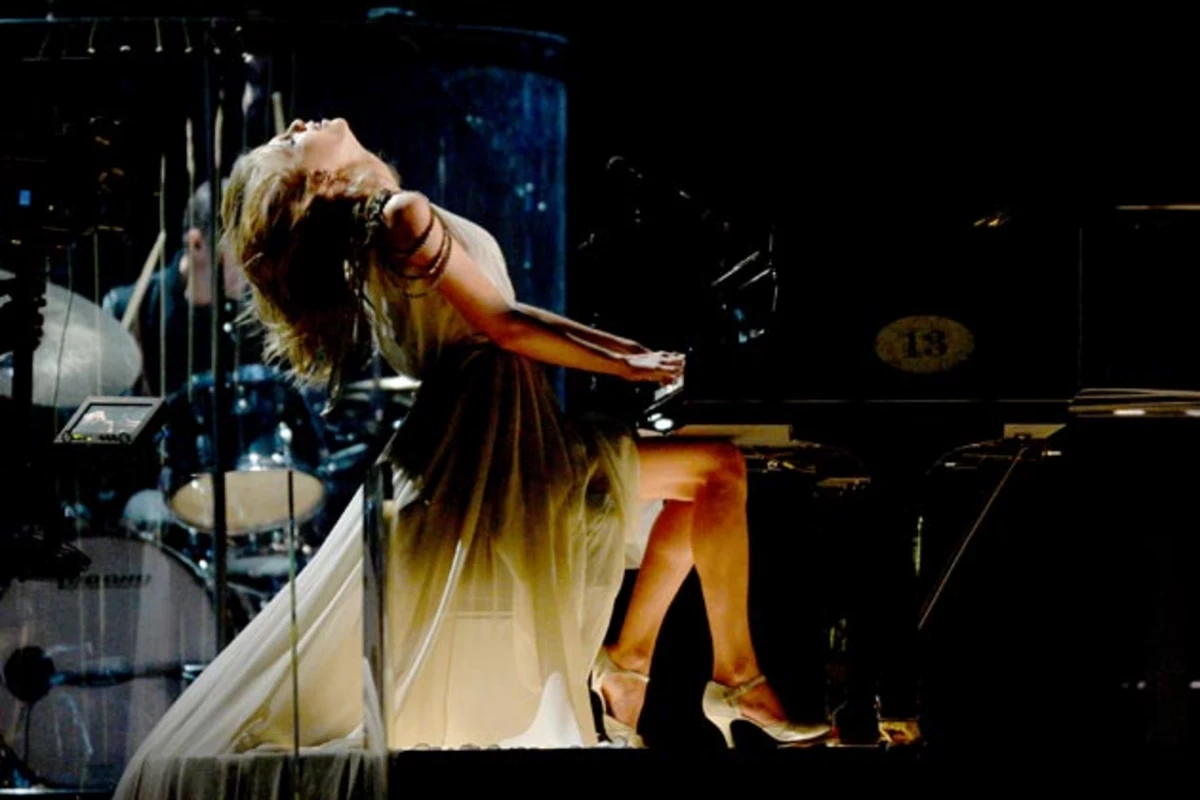 Taylor Swift Wows Us From Behind the Piano While Performing 'All Too Well'  at the 2014 Grammys