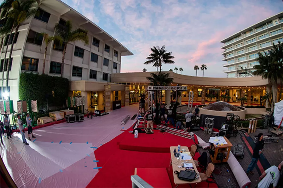 Golden Globes Red Carpet Suffers Malfunction of Its Own With Burst Pipe