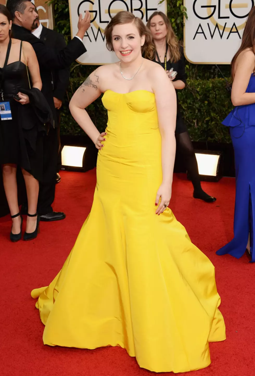 Lena Dunham Goes for a Gold Dress on the 2014 Golden Globes Red Carpet [PHOTOS]