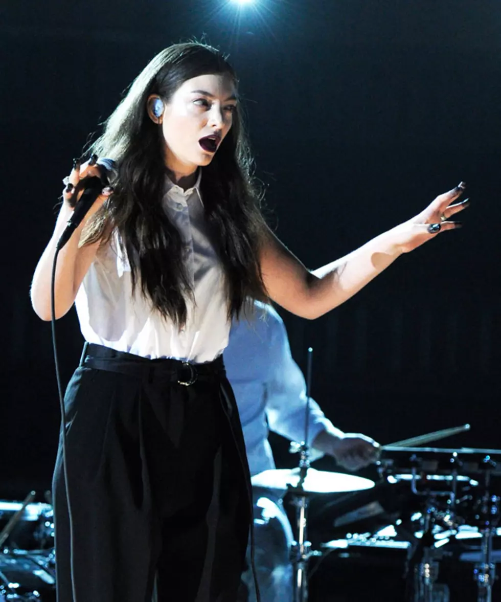 Lorde Wears Pants + Silver-Tipped Fingers During 2014 Grammys Performance [PHOTOS]
