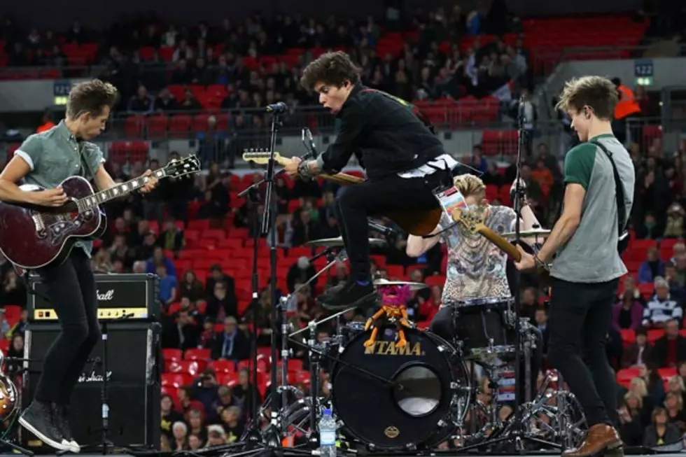  The Vamps' Connor Ball Falls Off the Stage [VIDEO]