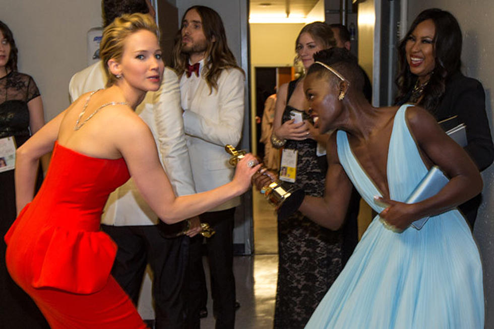 Jennifer Lawrence Tries to Steal Lupita Nyong&#8217;o&#8217;s Oscar [PHOTO]