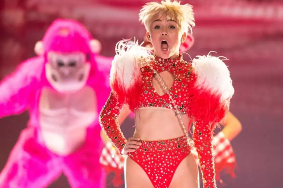 Miley Cyrus Fan Sneaks Into Dressing Room in Omaha