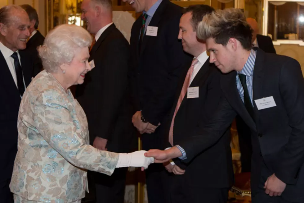 Niall Horan Meets the Queen of England &#8212; Check Out Her Grin! [PHOTOS]