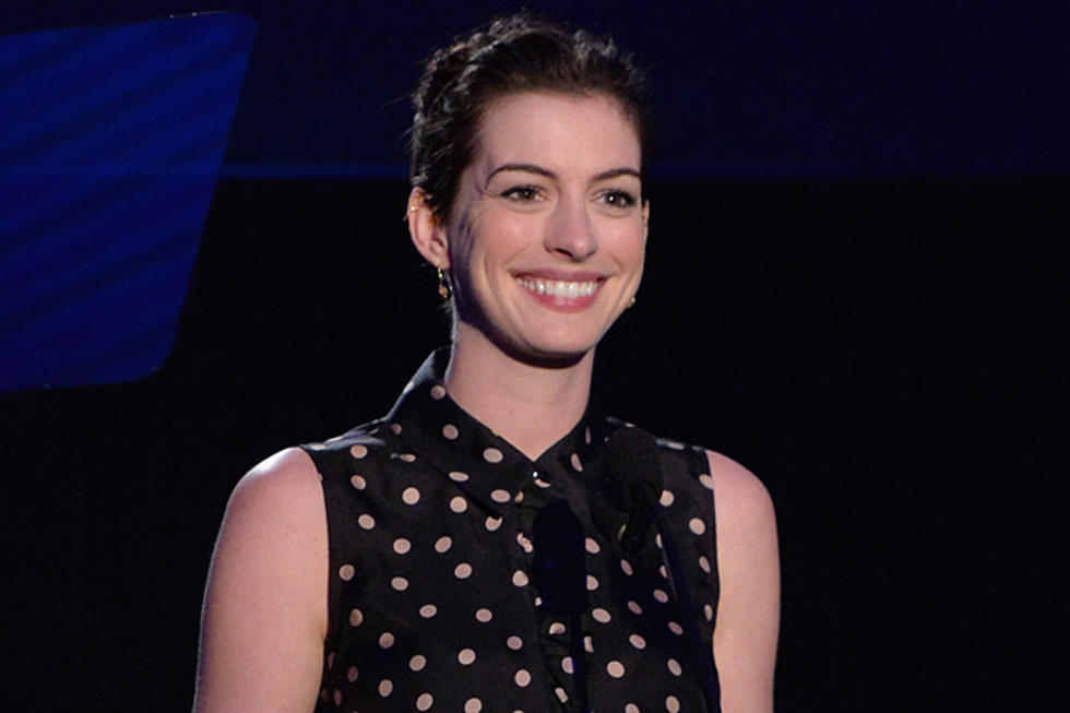 Anne Hathaway Snuck a Flask Into the 2014 Oscars [VIDEO]