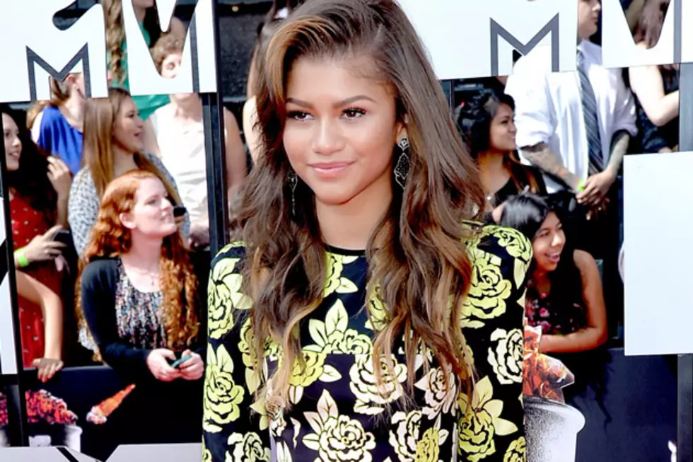 Zendaya Wears Dress With Thigh-High Slit on 2014 MTV Movie Awards Red Carpet [PHOTOS]