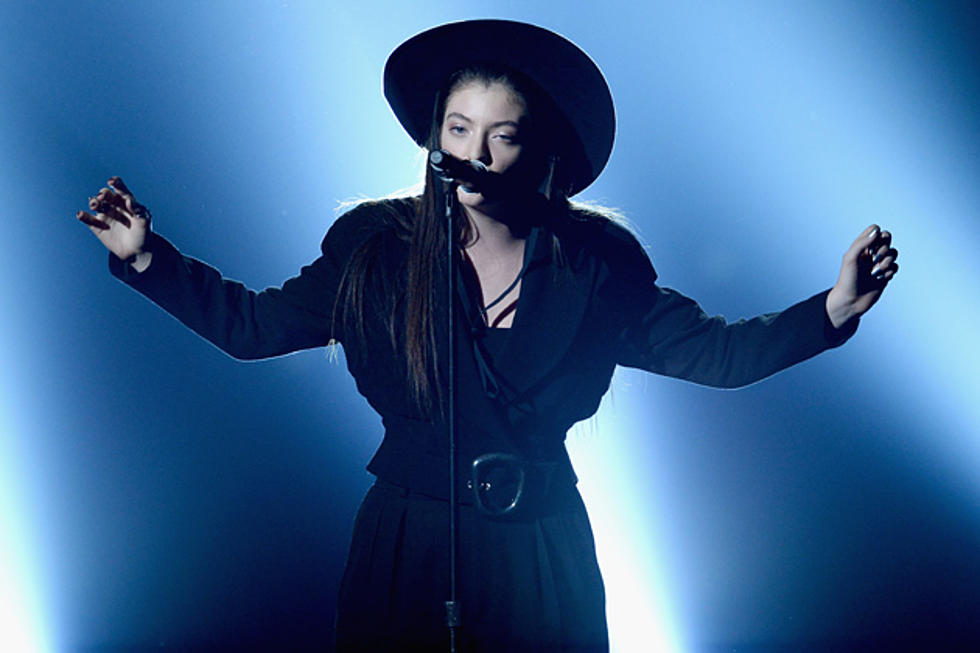 Watch Lorde Perform ‘Tennis Court’ at 2014 Billboard Music Awards [VIDEO]