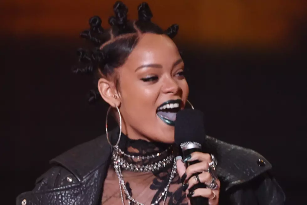 Rihanna Rocks Green Lips at iHeartRadio Awards [PHOTOS]